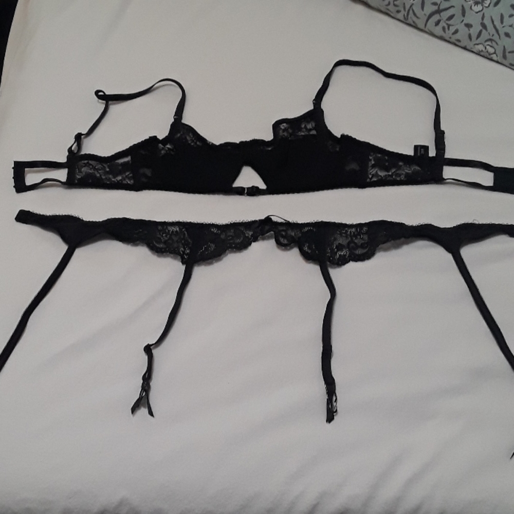 Bra and garter belt set